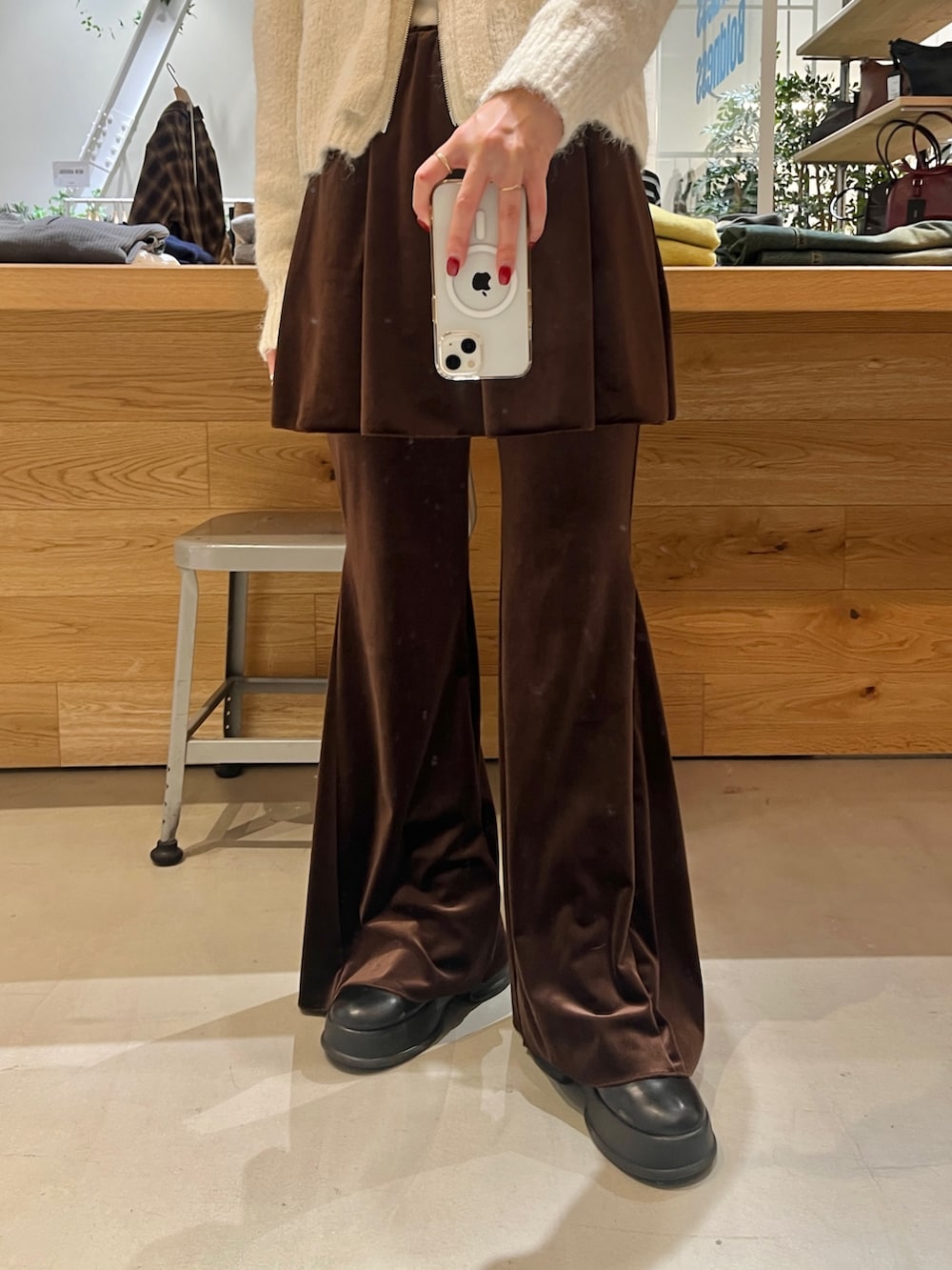 ホワイト系のパーカー、ブラウン系のその他パンツ、ブラウン系のトートバッグを着用したレディースの秋コーディネートの3枚目の写真