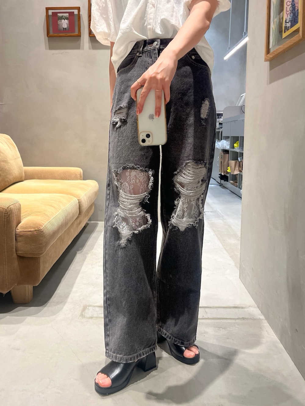 「Kastane、デニム、レース」｜「Kastaneのチョーカーコンパクトブラウス（シャツ/ブラウス、ホワイト系）」を使った、itabaさん（レディース・161cm）の春コーディネートの3枚目の写真