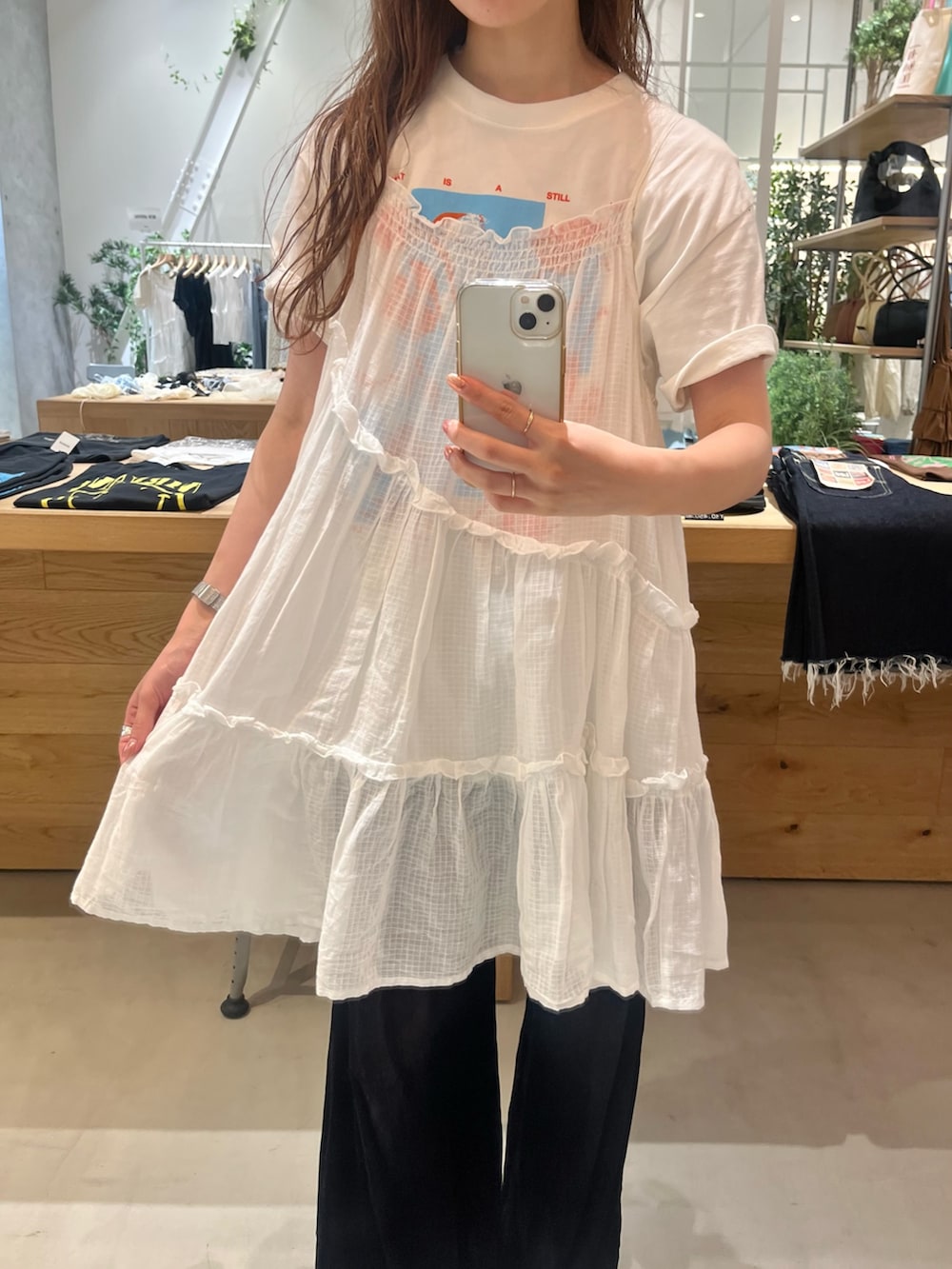 ホワイト系のチュニック、ブラック系のその他パンツ、ホワイト系のTシャツ/カットソーを着用したレディースの夏コーディネートの2枚目の写真