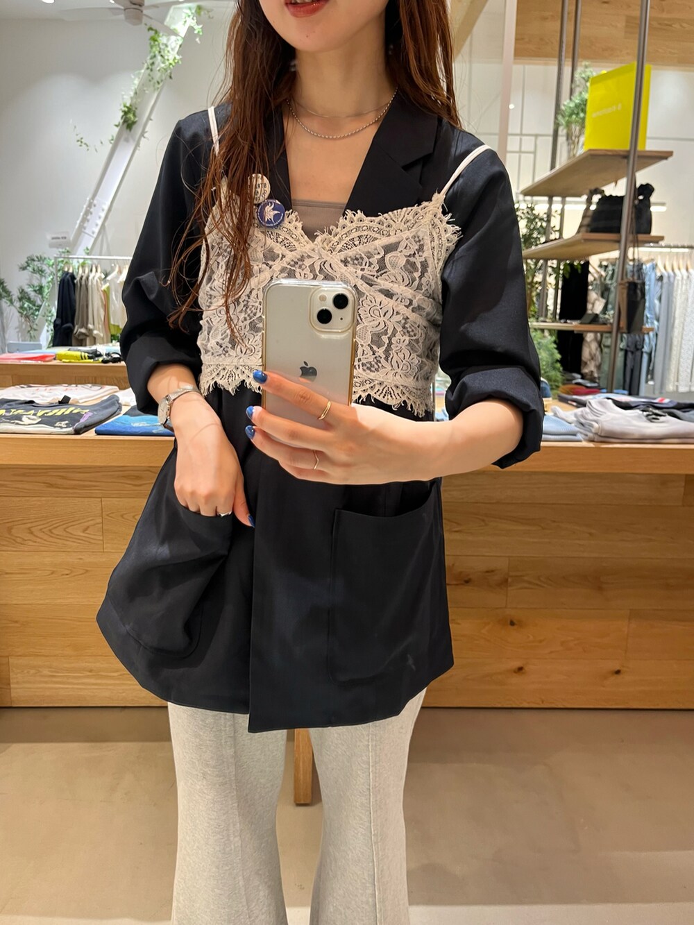 グレー系のその他パンツ、ブルー系のテーラードジャケット、ホワイト系のキャミソールを着用したレディースの春コーディネートの2枚目の写真