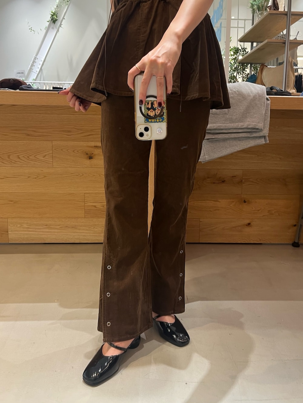 ブラウン系のその他パンツ、ブラウン系のベスト、ブラウン系のキャミソールを着用したレディースの秋コーディネートの3枚目の写真