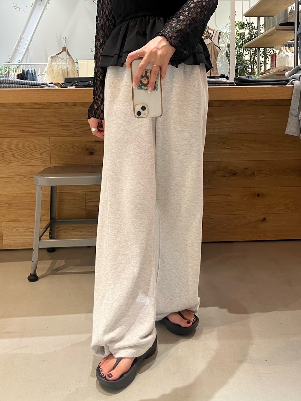 ブラック系のキャミソール、ブラック系のTシャツ/カットソー、ホワイト系のスウェットパンツを着用したレディースの夏コーディネートの4枚目の写真