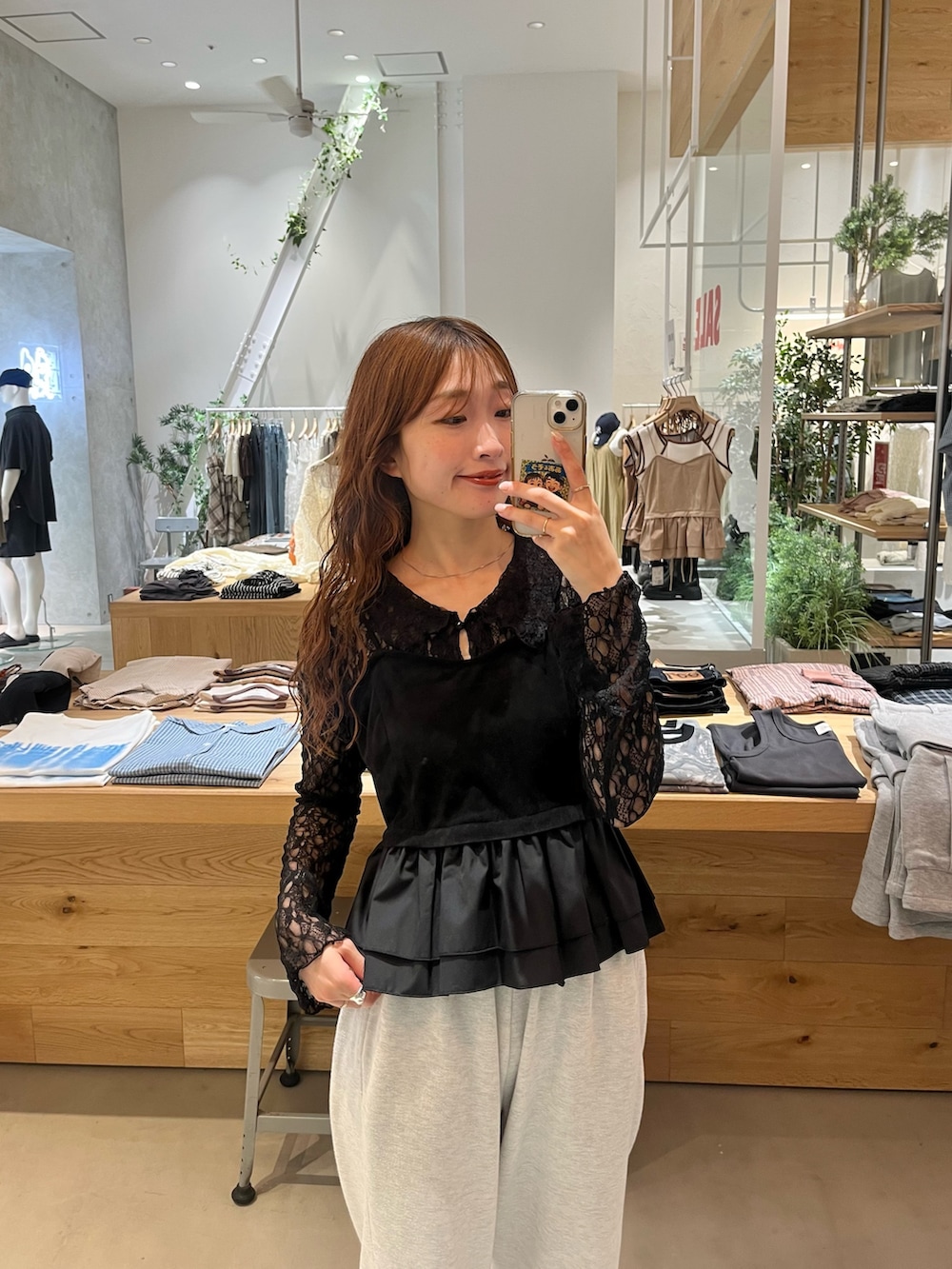 ブラック系のキャミソール、ブラック系のTシャツ/カットソー、ホワイト系のスウェットパンツを着用したレディースの夏コーディネートの3枚目の写真