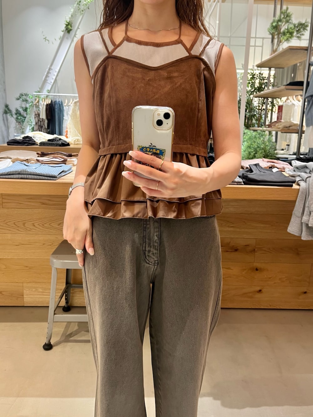 ブラウン系のキャミソール、ブルー系のタンクトップ、グレー系のデニムパンツを着用したレディースの夏コーディネートの2枚目の写真