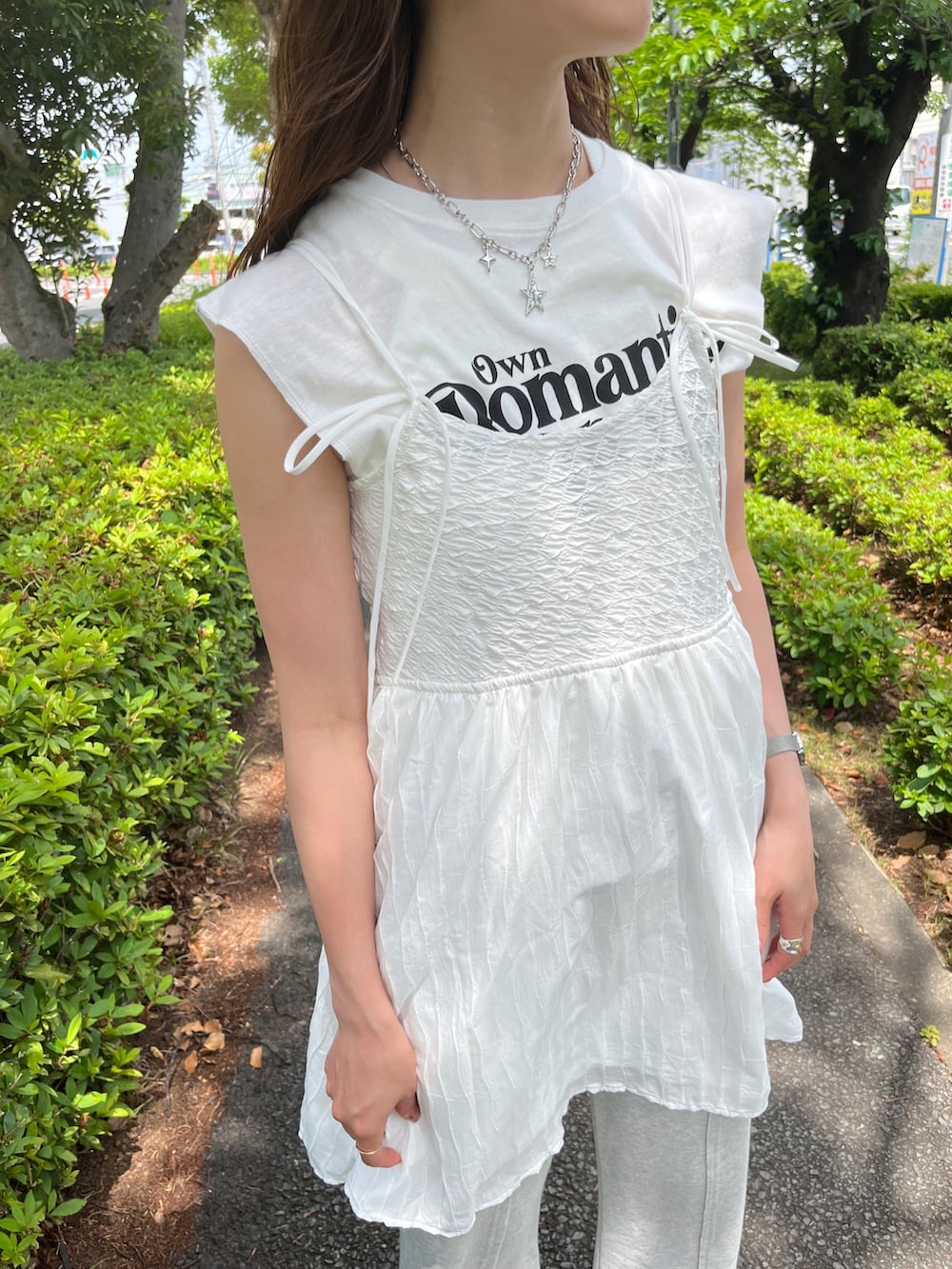 「Kastane、kastane_ootd、チュニック、スウェットパンツ」｜「Kastaneのウェーブキャミチュニック（チュニック、ホワイト系）」を使った、itabaさん（骨格ストレート・レディース・161cm）の夏コーディネートの2枚目の写真
