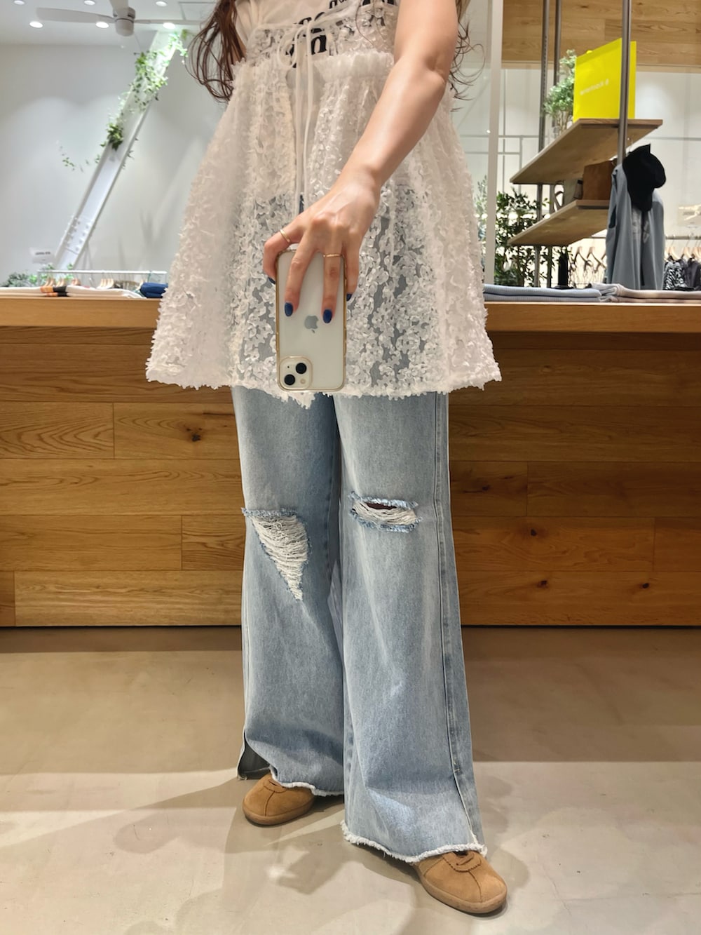 「Kastane、チュニック、夏コーデ、レイヤードスタイル、デニム」｜「Kastaneの【Kolors like you/2WAY】charm＆bostonbag（ボストンバッグ、オレンジ系）」を使った、itabaさん（レディース・161cm）の春コーディネートの4枚目の写真