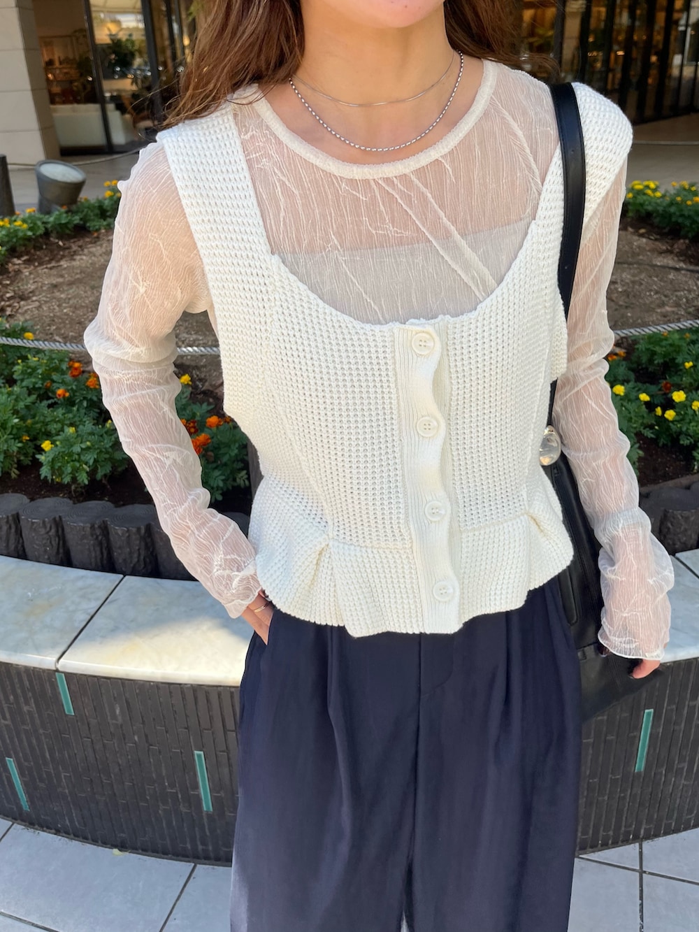 ブルー系のスラックス、ホワイト系のタンクトップ、ホワイト系のTシャツ/カットソーを着用したレディースの秋コーディネートの2枚目の写真