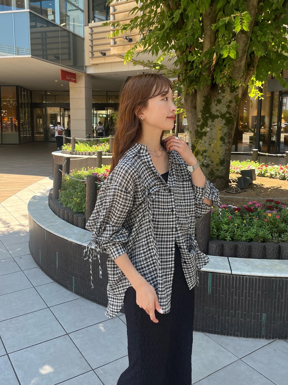 「Kastane、kastane_ootd、kastaneコーデ、B.Kastane、チェック、チェックシャツ、スカート、スカートコーデ、レイヤードスタイル、レイヤード」｜「Kastaneの【S.Mサイズ展開】チェックギャザーシャツ（シャツ/ブラウス、ブラック系）」を使った、itabaさん（骨格ストレート・レディース・161cm）の夏コーディネートの4枚目の写真