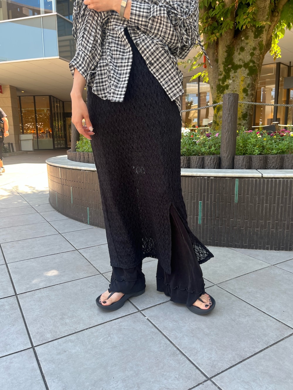 「Kastane、kastane_ootd、kastaneコーデ、B.Kastane、チェック、チェックシャツ、スカート、スカートコーデ、レイヤードスタイル、レイヤード」｜「Kastaneの【S.Mサイズ展開】チェックギャザーシャツ（シャツ/ブラウス、ブラック系）」を使った、itabaさん（骨格ストレート・レディース・161cm）の夏コーディネートの3枚目の写真