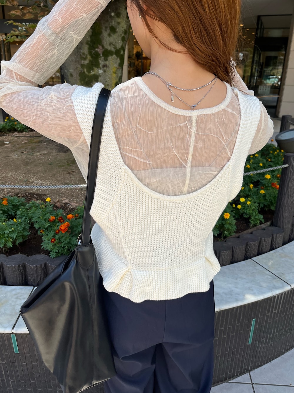 ブルー系のスラックス、ホワイト系のタンクトップ、ホワイト系のTシャツ/カットソーを着用したレディースの秋コーディネートの3枚目の写真