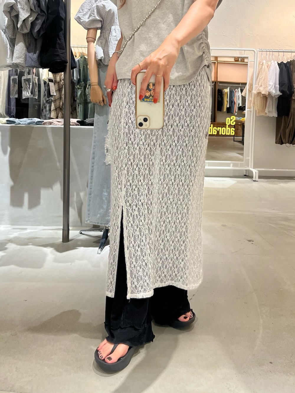 グレー系のTシャツ/カットソー、ホワイト系のスカート、ブラック系のその他パンツを着用したレディースの夏コーディネートの2枚目の写真