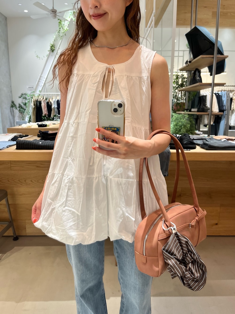 「デニム、B.Kastane、チュニック、ブラウス、ブラウス×デニム、ブラウスコーデ、夏、夏コーデ、夏服、ママ、ママコーデ」｜「Kastaneの【前後2WAY】B ティアードバルーンチュニック（チュニック、ホワイト系）」を使った、itabaさん（骨格ストレート・レディース・161cm）の夏コーディネートの2枚目の写真