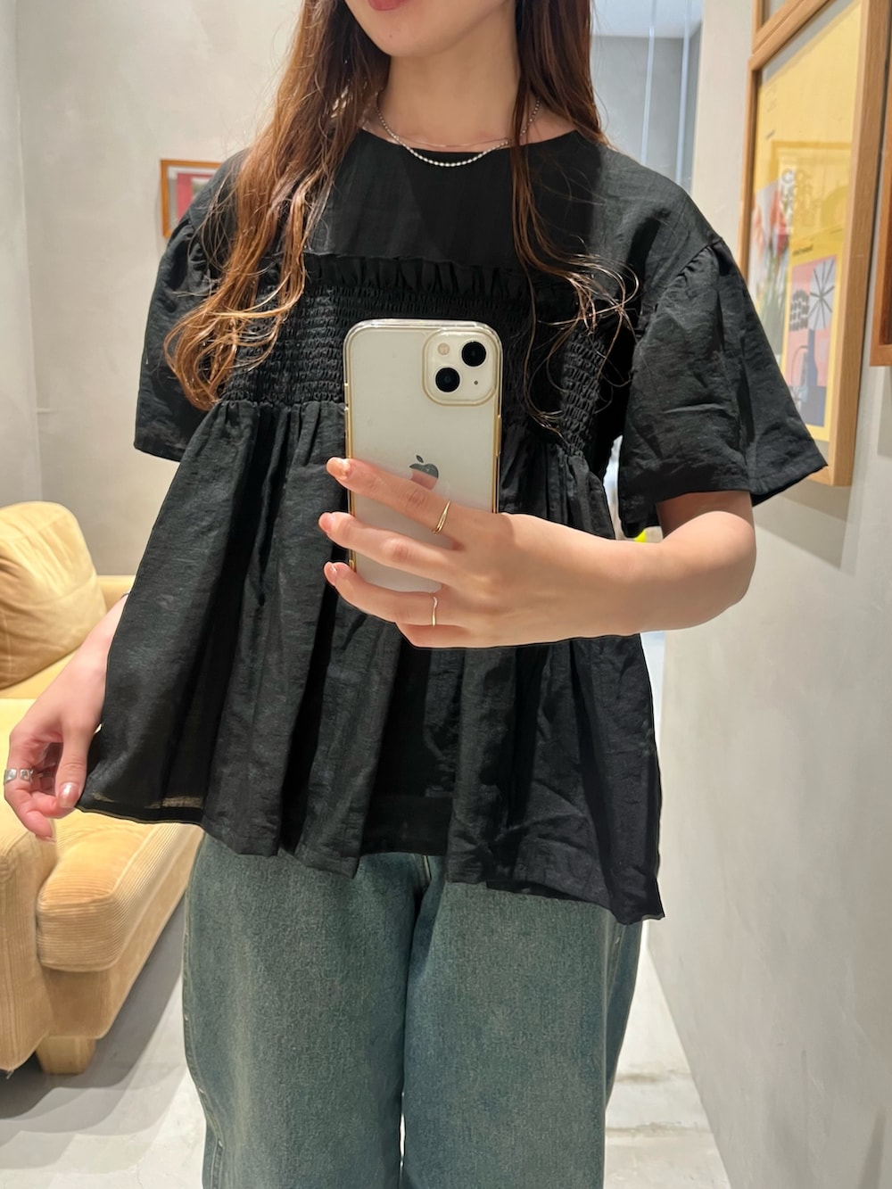 「ブラックコーデ、夏コーデ、ブラウス、ブラウス×デニム、Kastane、b.Kastane」｜「KastaneのB シャーリングギャザーブラウス（シャツ/ブラウス、ブラック系）」を使った、itabaさん（骨格ストレート・レディース・161cm）の夏コーディネートの3枚目の写真