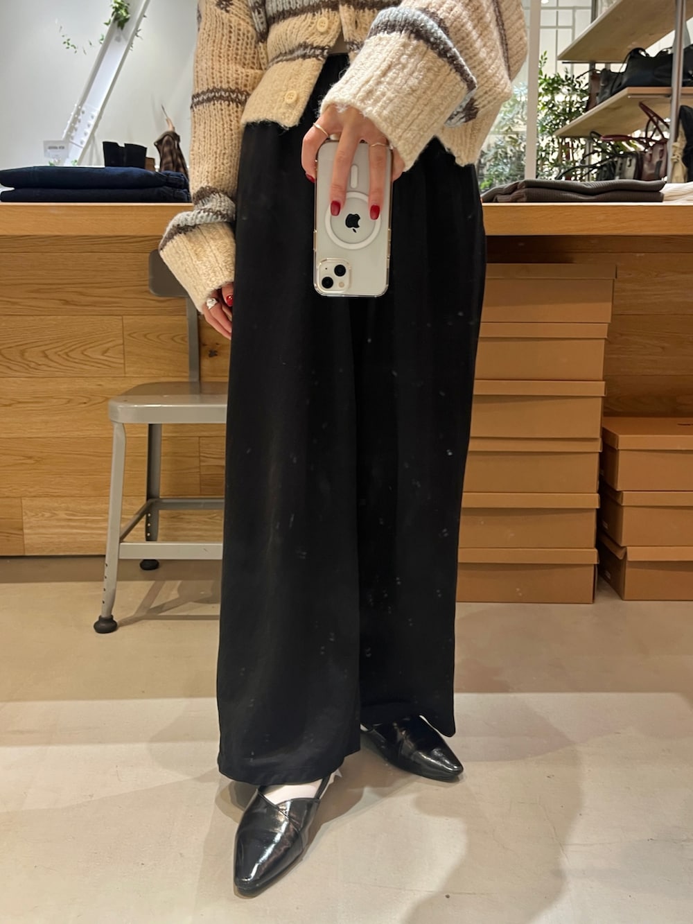 ブラック系のその他パンツ、ブラック系のパンプス、ブルー系のニット/セーターを着用したレディースの秋コーディネートの3枚目の写真