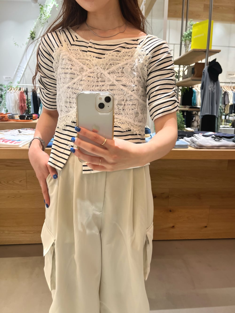「Kastane、レイヤードスタイル、ビスチェ、カーゴパンツ」｜「Kastaneのレースビスチェ（キャミソール、ホワイト系）」を使った、itabaさん（レディース・161cm）の春コーディネートの2枚目の写真