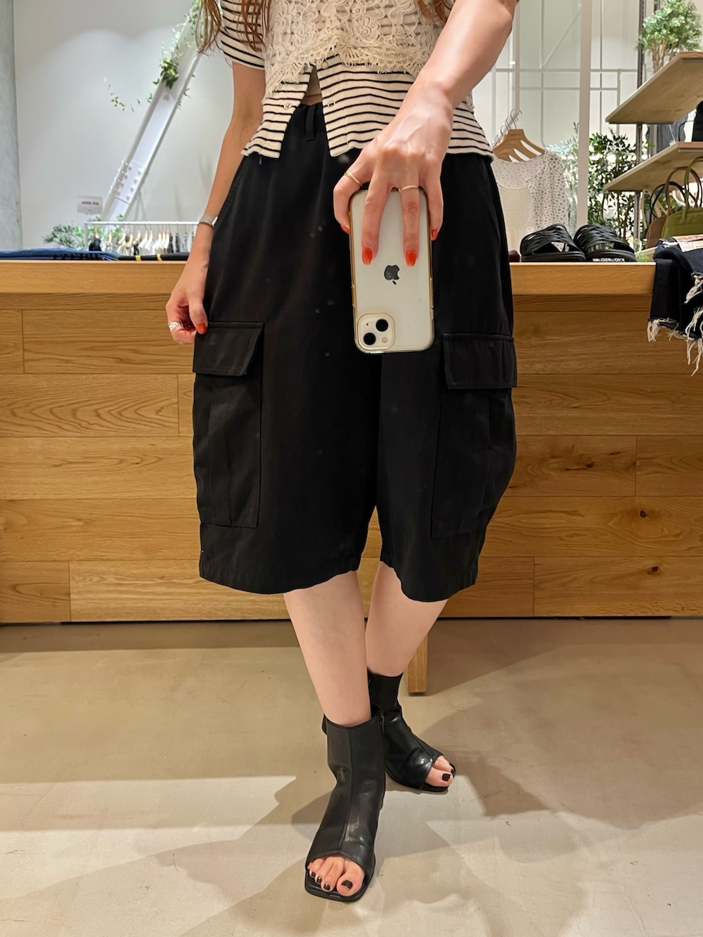 「Kastane、kastane_ootd、kastaneコーデ、WHIMSIC、ハーフパンツ、ハーフパンツコーデ、ビスチェ、レース、レイヤード、レイヤードスタイル」｜「WHIMSICの【UNISEX/2サイズ展開】ルーズフィットフィールドカーゴショートパンツ（その他パンツ、ブラック系）」を使った、itabaさん（骨格ストレート・レディース・161cm）の夏コーディネートの2枚目の写真
