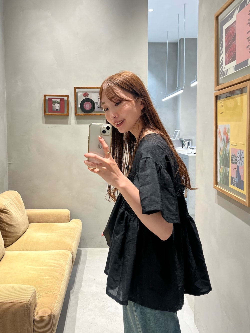 「ブラックコーデ、夏コーデ、ブラウス、ブラウス×デニム、Kastane、b.Kastane」｜「KastaneのB シャーリングギャザーブラウス（シャツ/ブラウス、ブラック系）」を使った、itabaさん（骨格ストレート・レディース・161cm）の夏コーディネートの2枚目の写真