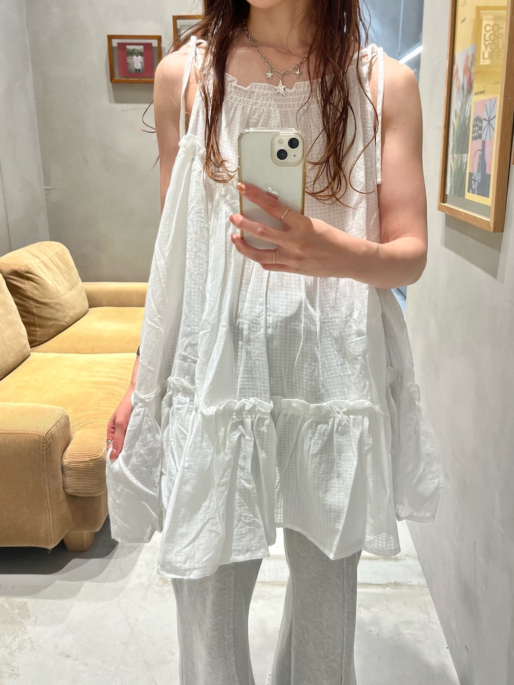 ホワイト系のチュニック、グレー系のその他パンツを着用したレディースの夏コーディネートの3枚目の写真