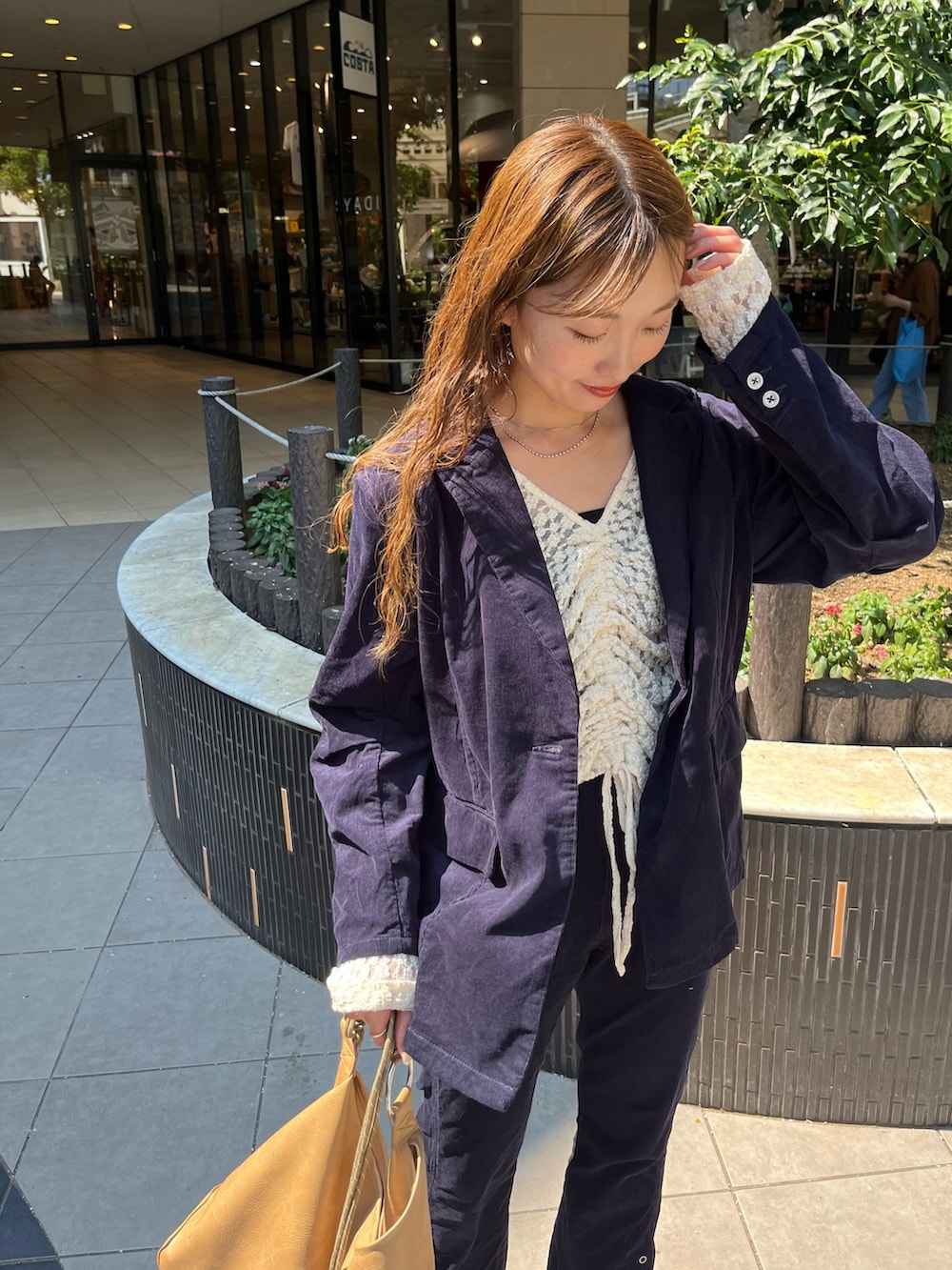 ブルー系のその他パンツ、ブルー系のテーラードジャケット、ベージュ系のショルダーバッグを着用したレディースの秋コーディネートの2枚目の写真