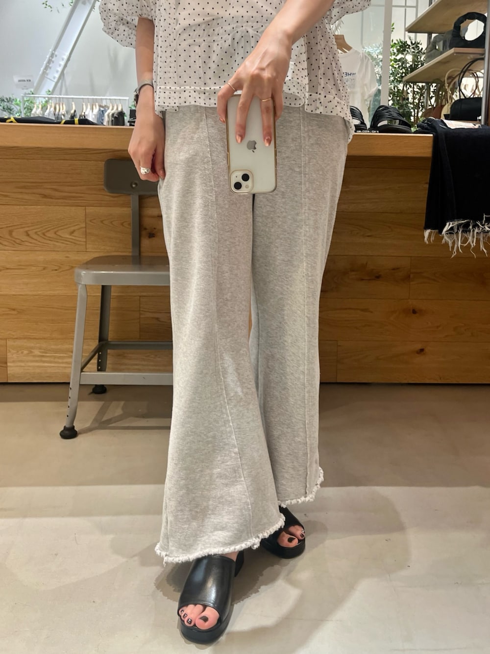 「Kastane、kastane_ootd、kastaneコーデ、b.Kastane、ドット、ドット柄、チュール、チュールトップス」｜「Kastaneのスウェットフレアパンツ（その他パンツ、グレー系）」を使った、itabaさん（骨格ストレート・レディース・161cm）の夏コーディネートの3枚目の写真
