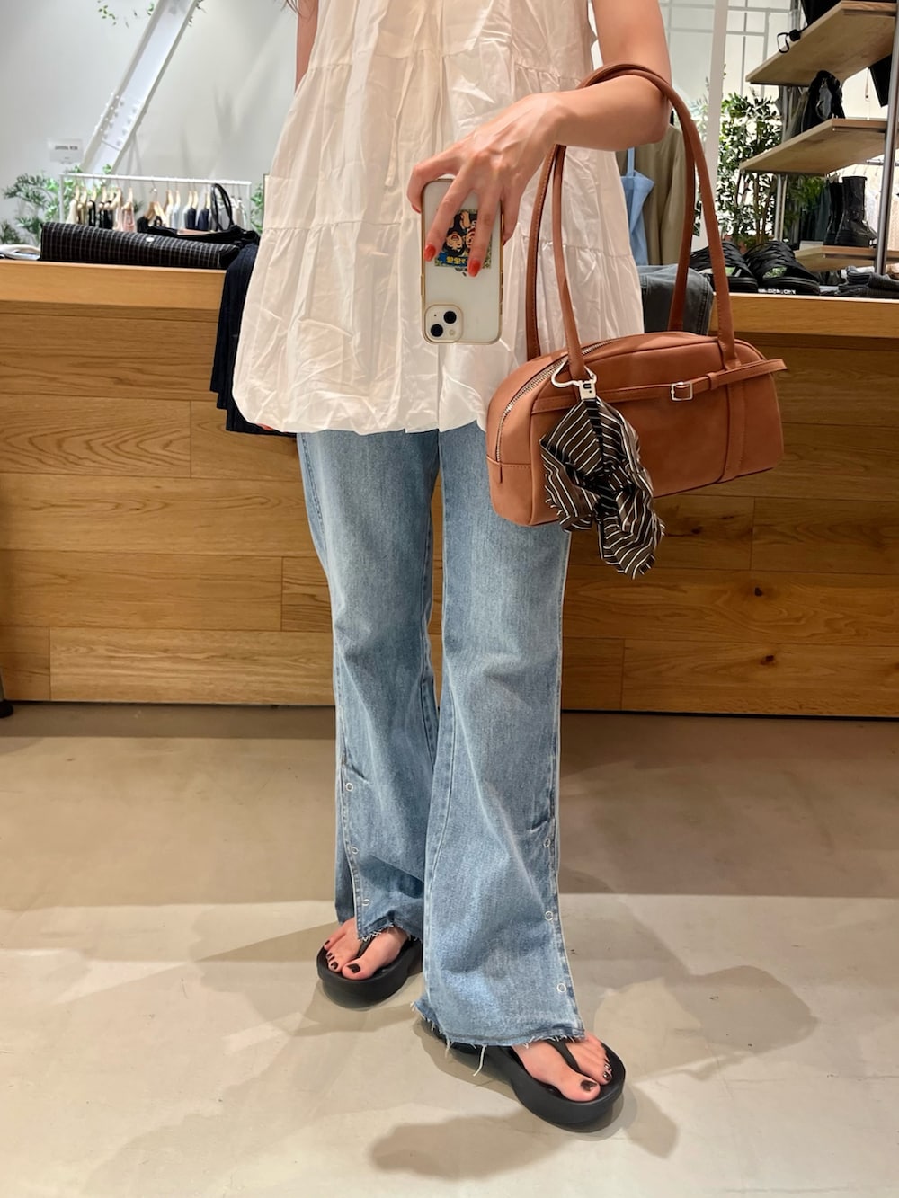 「デニム、B.Kastane、チュニック、ブラウス、ブラウス×デニム、ブラウスコーデ、夏、夏コーデ、夏服、ママ、ママコーデ」｜「Kastaneの【前後2WAY】B ティアードバルーンチュニック（チュニック、ホワイト系）」を使った、itabaさん（骨格ストレート・レディース・161cm）の夏コーディネートの3枚目の写真
