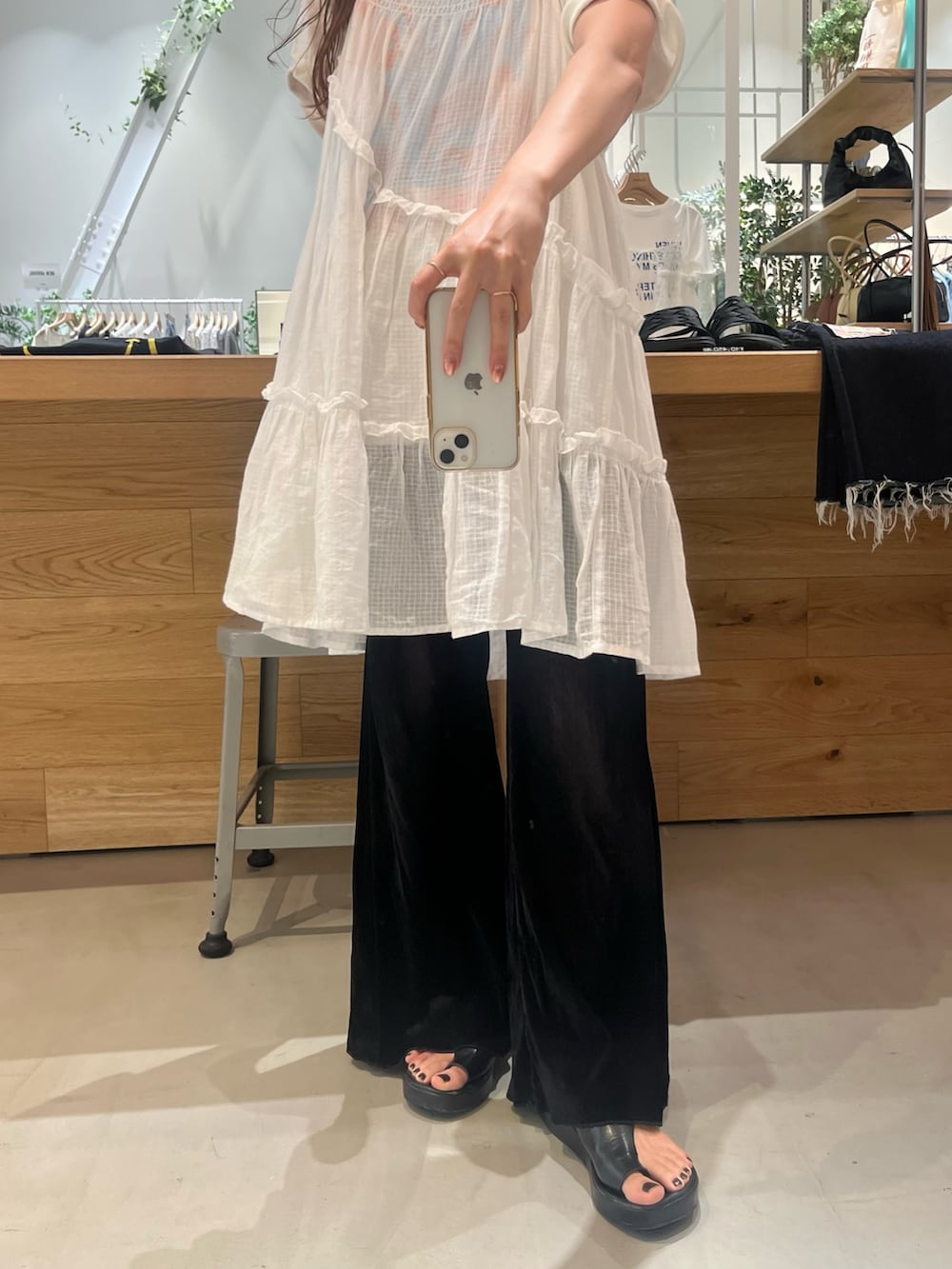 ホワイト系のチュニック、ブラック系のその他パンツ、ホワイト系のTシャツ/カットソーを着用したレディースの夏コーディネートの3枚目の写真