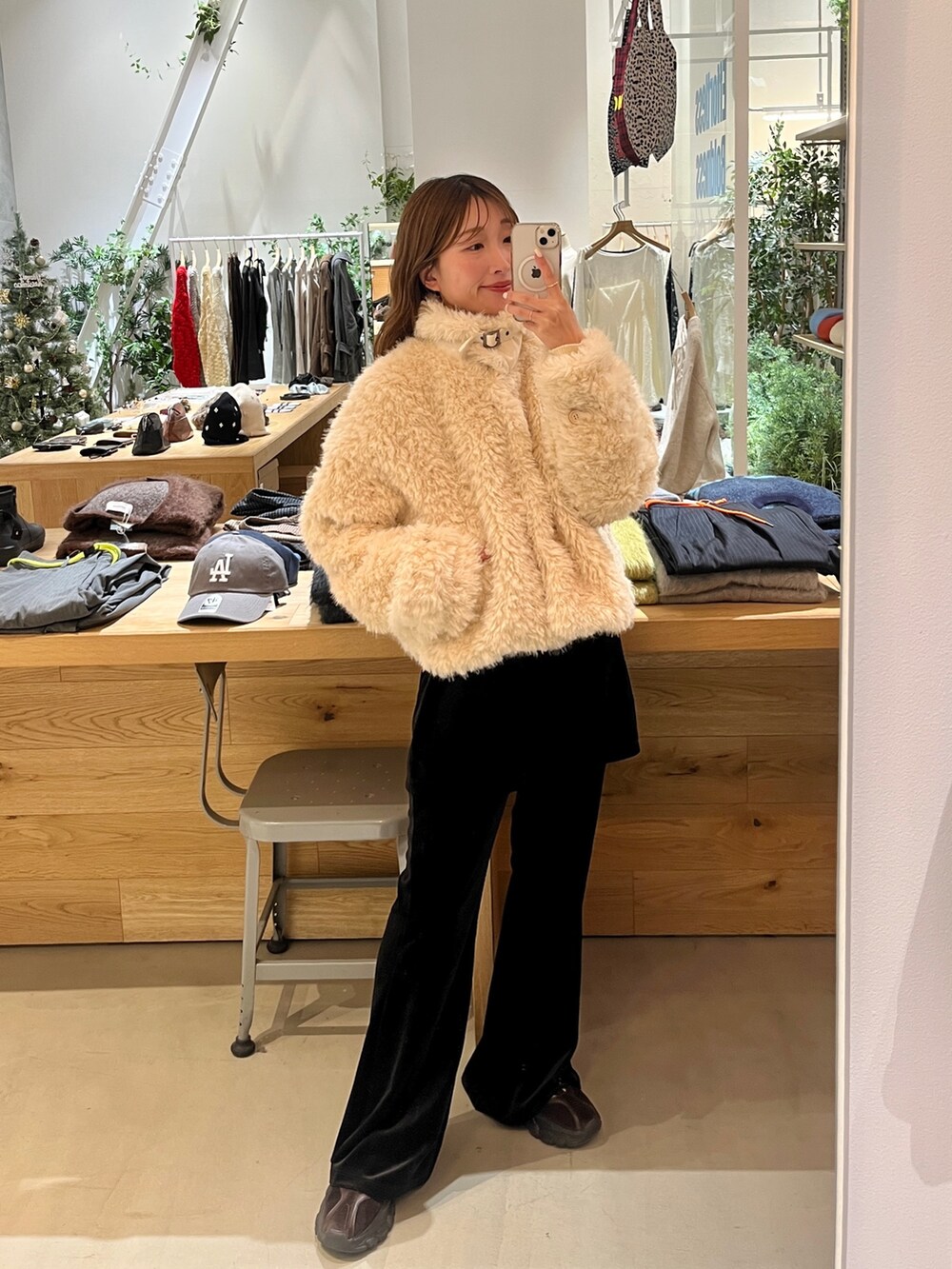 ホワイト系のその他アウター、ブラック系のその他パンツを着用したレディースの冬コーディネートの2枚目の写真