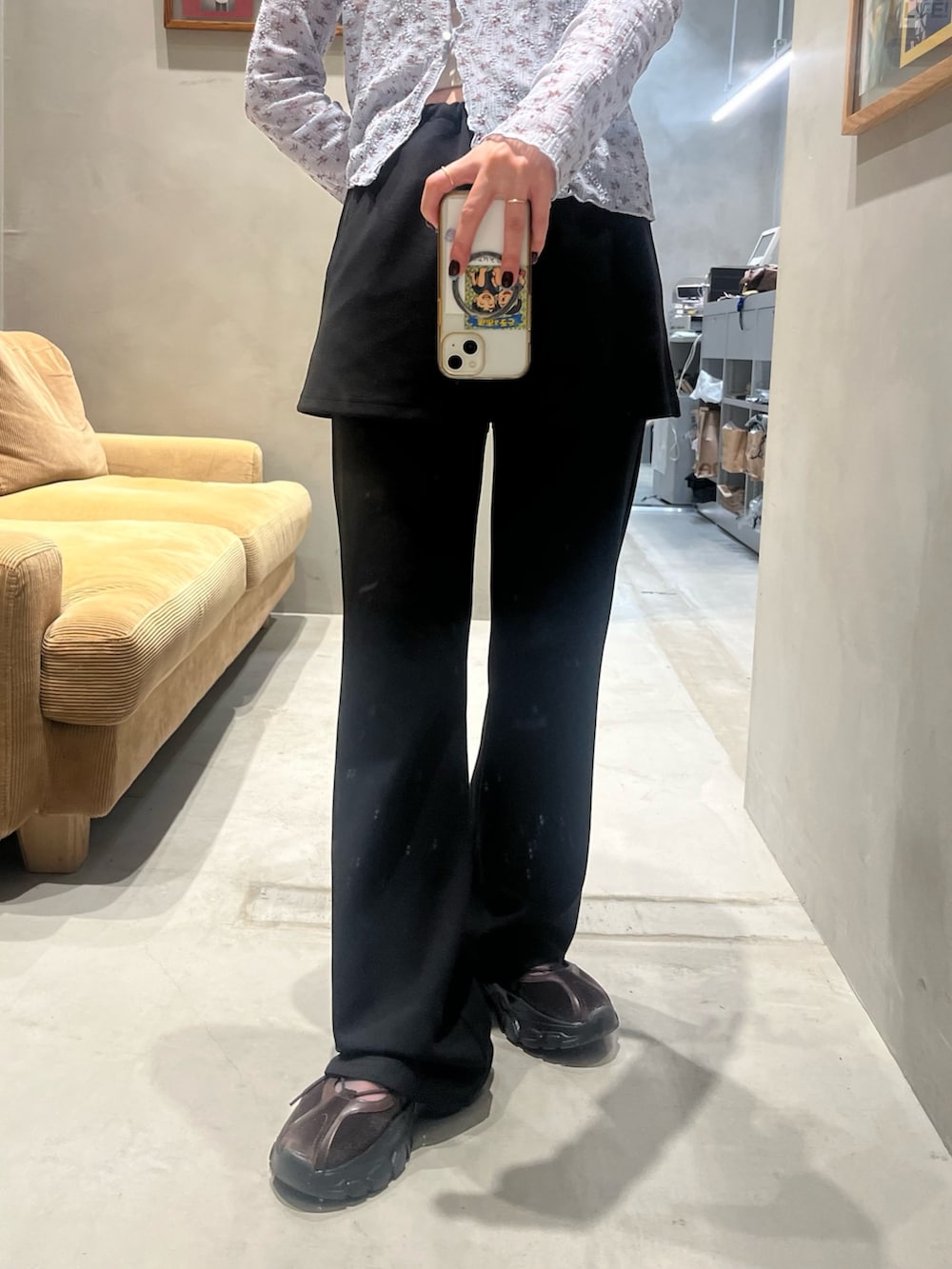 ブルー系のカーディガン/ボレロ、ブラック系のその他パンツを着用したレディースの夏コーディネートの3枚目の写真