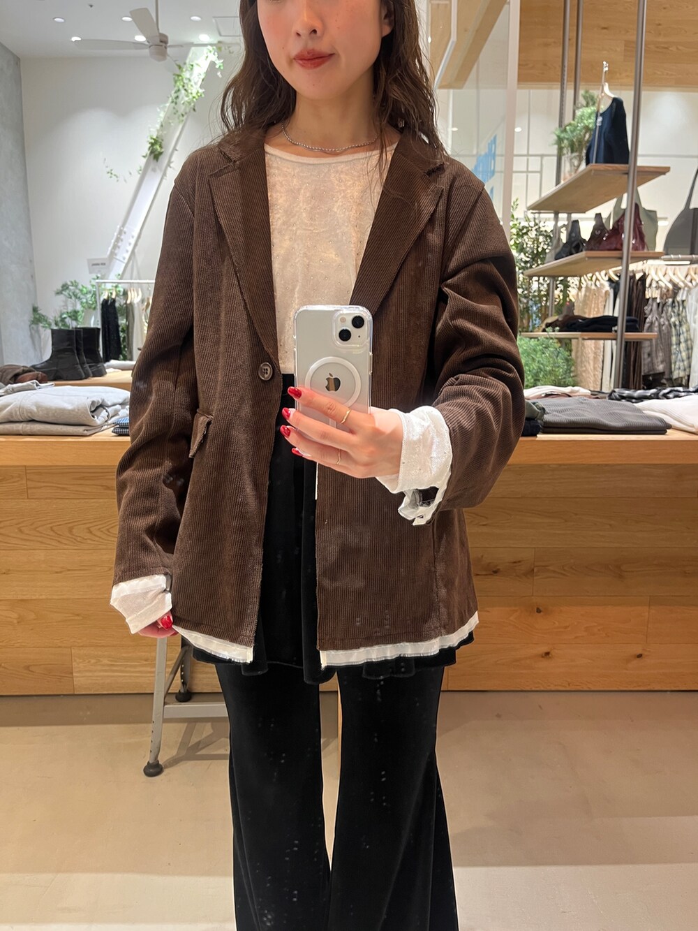 ブラック系のその他パンツ、ホワイト系のTシャツ/カットソー、ブラウン系のテーラードジャケットを着用したレディースの秋コーディネートの2枚目の写真