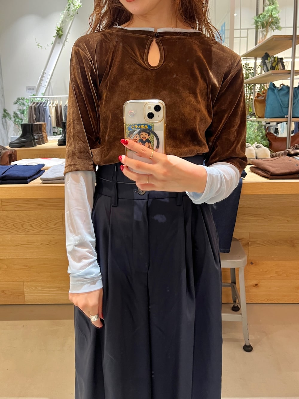 ブルー系のスラックス、ブラウン系のTシャツ/カットソー、ブラック系のパンプスを着用したレディースの秋コーディネートの2枚目の写真