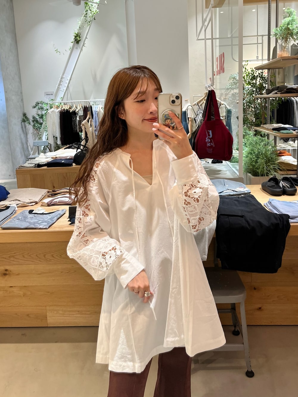 ホワイト系のシャツ/ブラウス、ブラウン系のその他パンツ、ブラック系のサンダルを着用したレディースの夏コーディネートの2枚目の写真