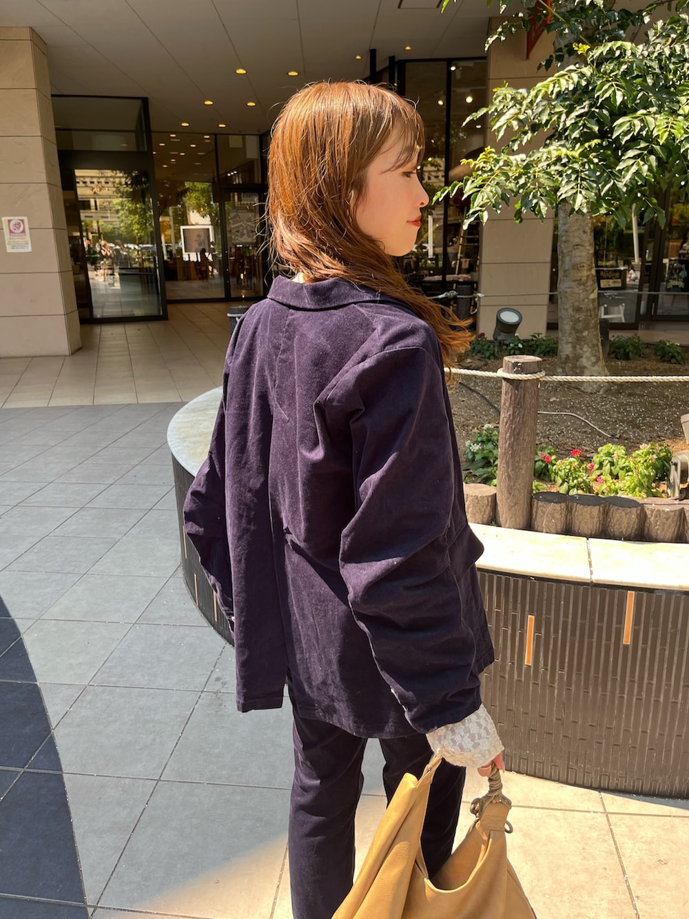 ブルー系のその他パンツ、ブルー系のテーラードジャケット、ベージュ系のショルダーバッグを着用したレディースの秋コーディネートの4枚目の写真