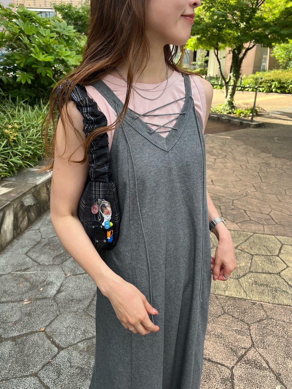 グレー系のワンピース、ブラック系のトートバッグを着用したレディースの夏コーディネートの2枚目の写真