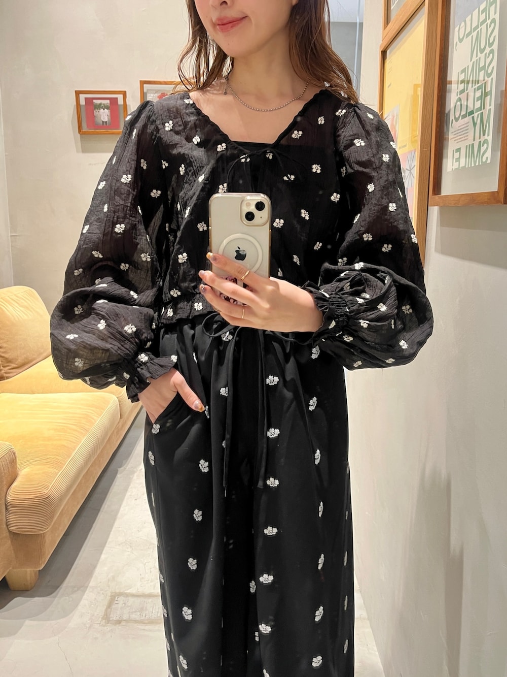 ブラック系のその他パンツ、ブラック系のシャツ/ブラウスを着用したレディースの冬コーディネートの2枚目の写真