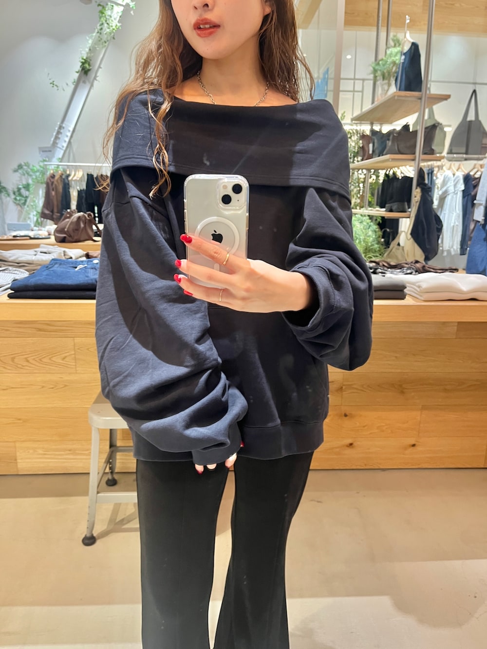 ブルー系のスウェット、ブラック系のその他パンツを着用したレディースの秋コーディネートの2枚目の写真