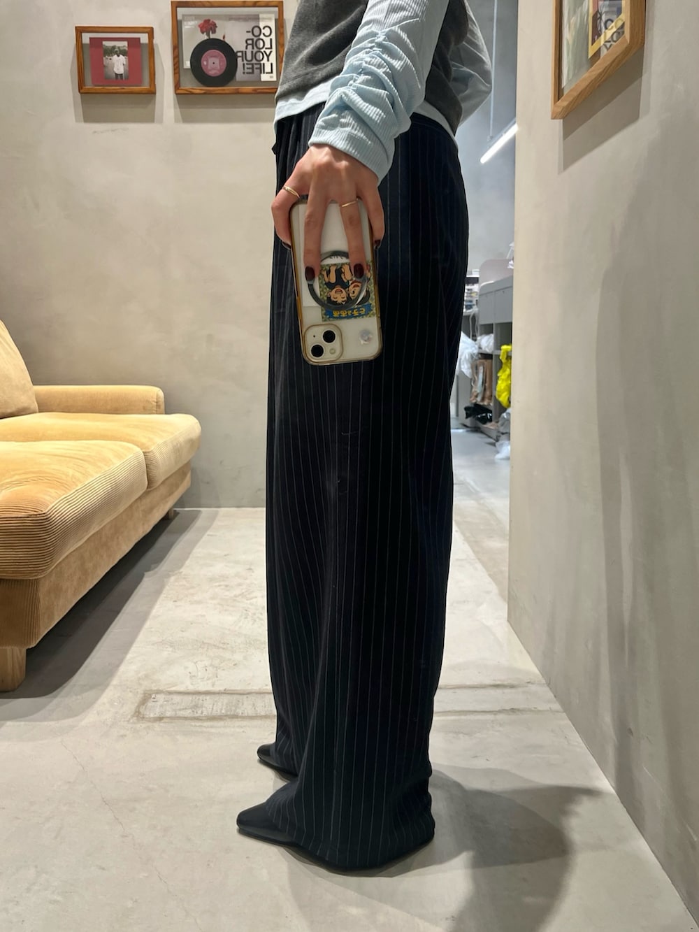 グレー系のTシャツ/カットソー、ブラック系のパンプス、ブルー系のスラックスを着用したレディースの秋コーディネートの4枚目の写真