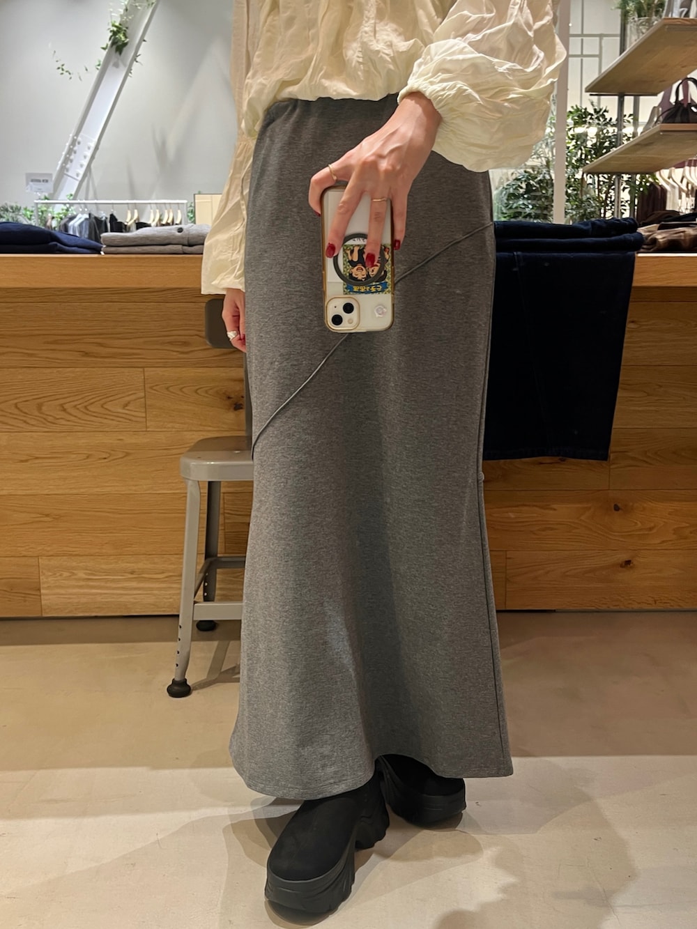 ホワイト系のシャツ/ブラウス、ブラック系のショルダーバッグ、ブラック系のブーツを着用したレディースの秋コーディネートの3枚目の写真