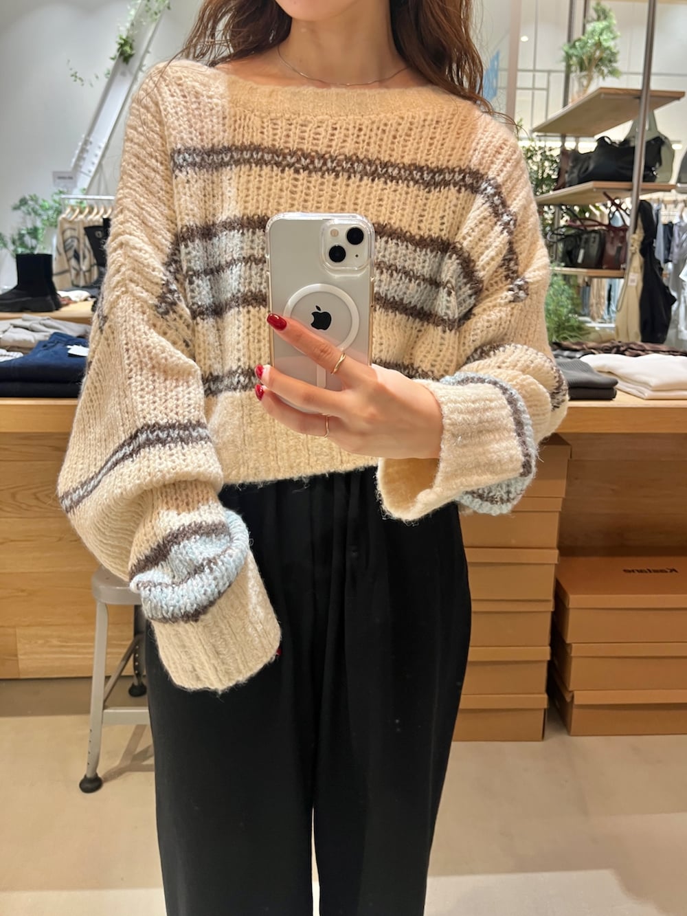 ブラック系のその他パンツ、ブラック系のパンプス、ブルー系のニット/セーターを着用したレディースの秋コーディネートの2枚目の写真