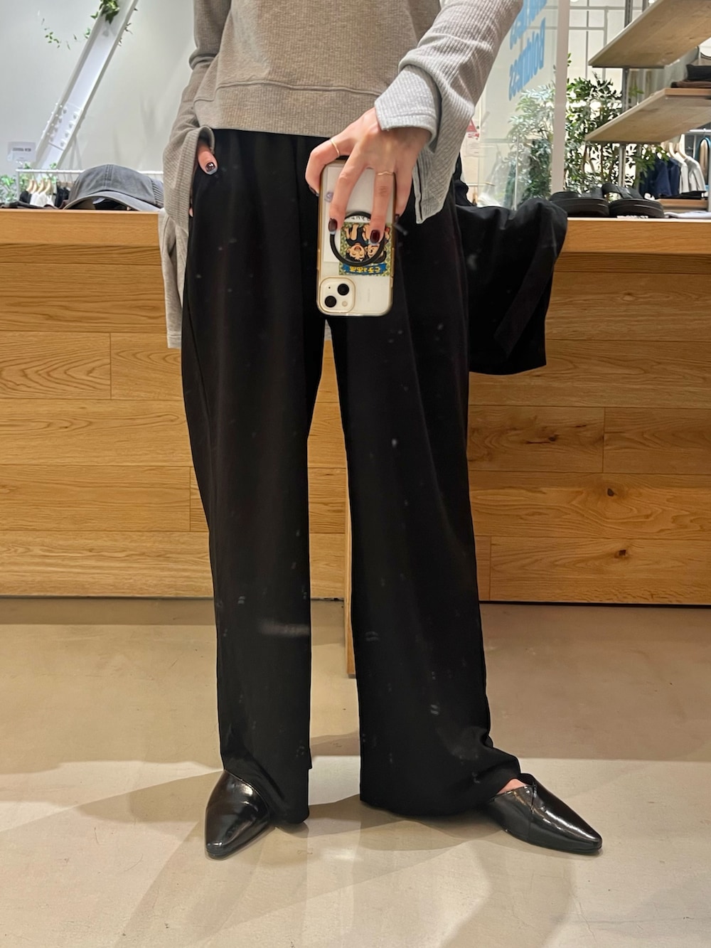 レッド系のトートバッグ、グレー系のTシャツ/カットソー、ブラック系のその他パンツを着用したレディースの秋コーディネートの3枚目の写真