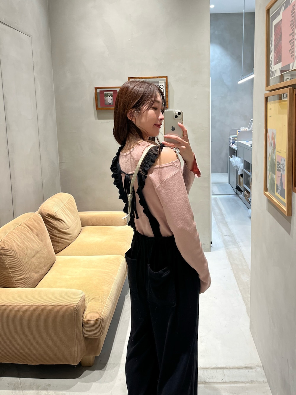 「Kastane、春コーデ、お出かけコーデ、休日スタイル、春カラー、大人コーデ、オトナカジュアル、春、オトナ女子、オフショル、ママファッション」｜「Kastaneの【2サイズ展開/低身長サイズ】フリルサロペット（サロペット/オーバーオール、ブラック系）」を使った、itabaさん（レディース・161cm）の春コーディネートの3枚目の写真