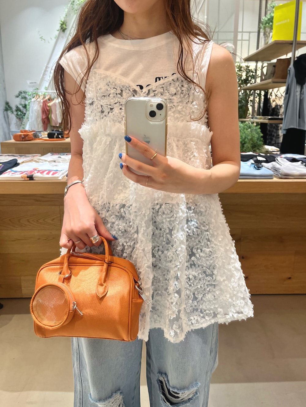 「Kastane、チュニック、夏コーデ、レイヤードスタイル、デニム」｜「Kastaneの【Kolors like you/2WAY】charm＆bostonbag（ボストンバッグ、オレンジ系）」を使った、itabaさん（レディース・161cm）の春コーディネートの2枚目の写真
