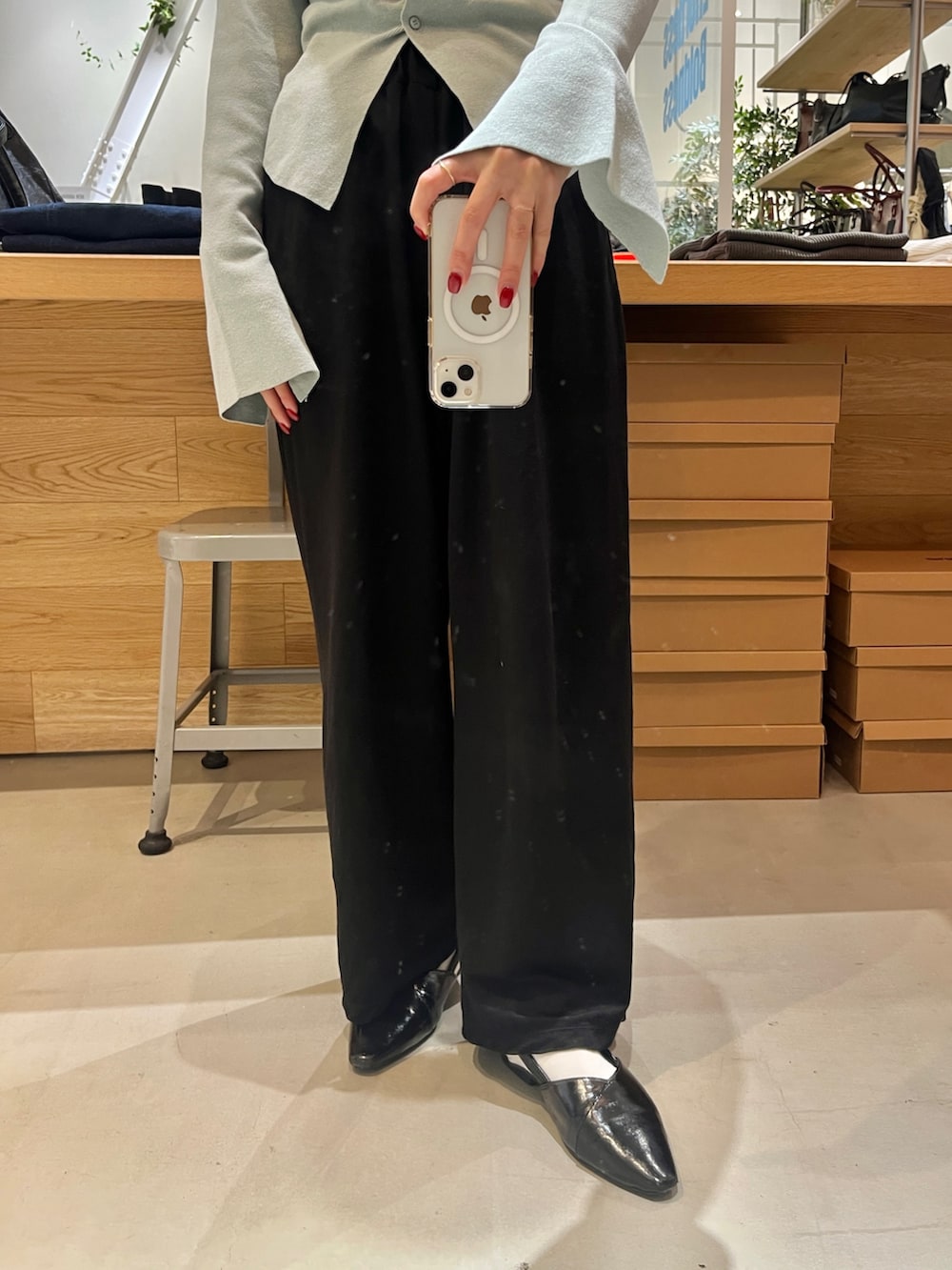 ブルー系のニット/セーター、ブラック系のその他パンツ、ブラック系のパンプスを着用したレディースの秋コーディネートの3枚目の写真