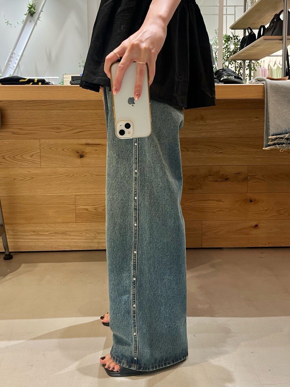 「ブラックコーデ、夏コーデ、ブラウス、ブラウス×デニム、Kastane、b.Kastane」｜「KastaneのB シャーリングギャザーブラウス（シャツ/ブラウス、ブラック系）」を使った、itabaさん（骨格ストレート・レディース・161cm）の夏コーディネートの4枚目の写真