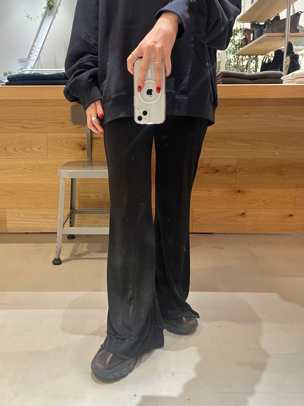 ブルー系のスウェット、ブラック系のその他パンツを着用したレディースの秋コーディネートの3枚目の写真