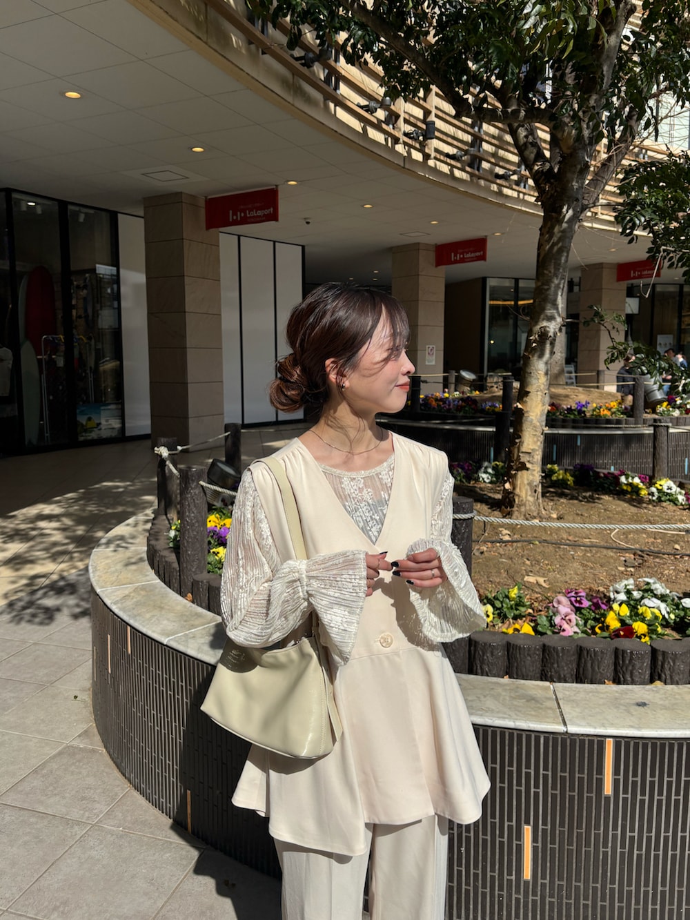 「Kastane、セレモニー、セレモニーコーデ、オトナカジュアル、春、オトナ女子、きれいめコーデ、ママファッション、30代コーデ、入学式コーデ」｜「Kastaneの【2/8(土)12:00発売/セレモニー対応】B レースプルオーバー（Tシャツ/カットソー、ホワイト系）」を使った、itabaさん（レディース・161cm）の春コーディネートの3枚目の写真
