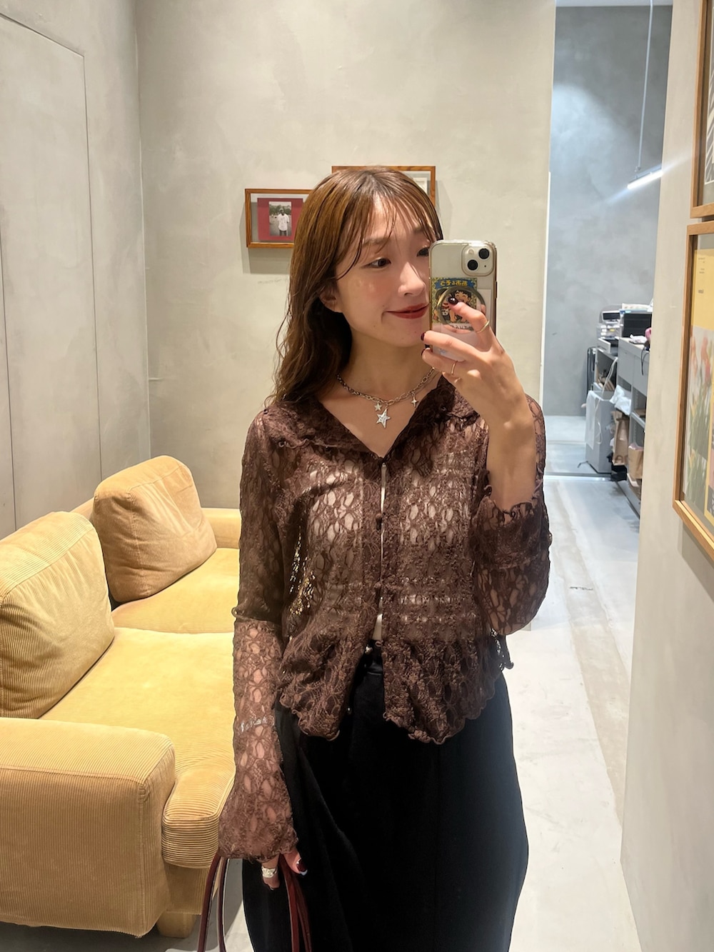 ブラック系のスカート、レッド系のボストンバッグ、ブラウン系のTシャツ/カットソーを着用したレディースの夏コーディネートの2枚目の写真