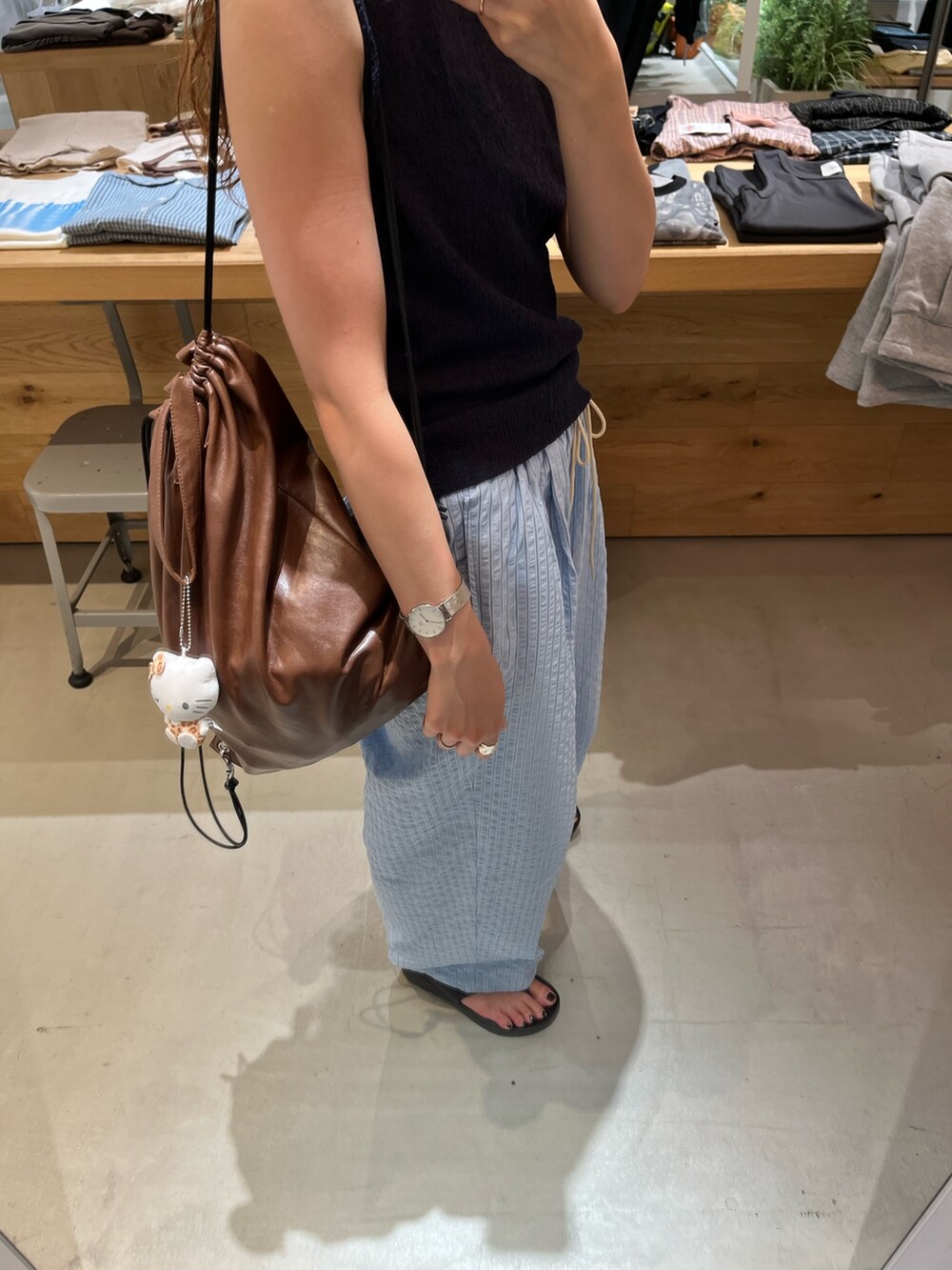 ブルー系のその他パンツ、ブラウン系のバックパック/リュックを着用したレディースの夏コーディネートの3枚目の写真