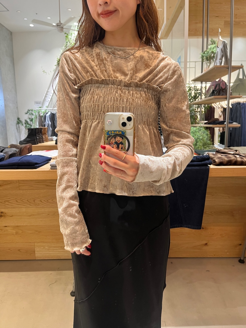 ベージュ系のTシャツ/カットソー、ブラック系のボストンバッグ、ブラック系のブーツを着用したレディースの秋コーディネートの2枚目の写真