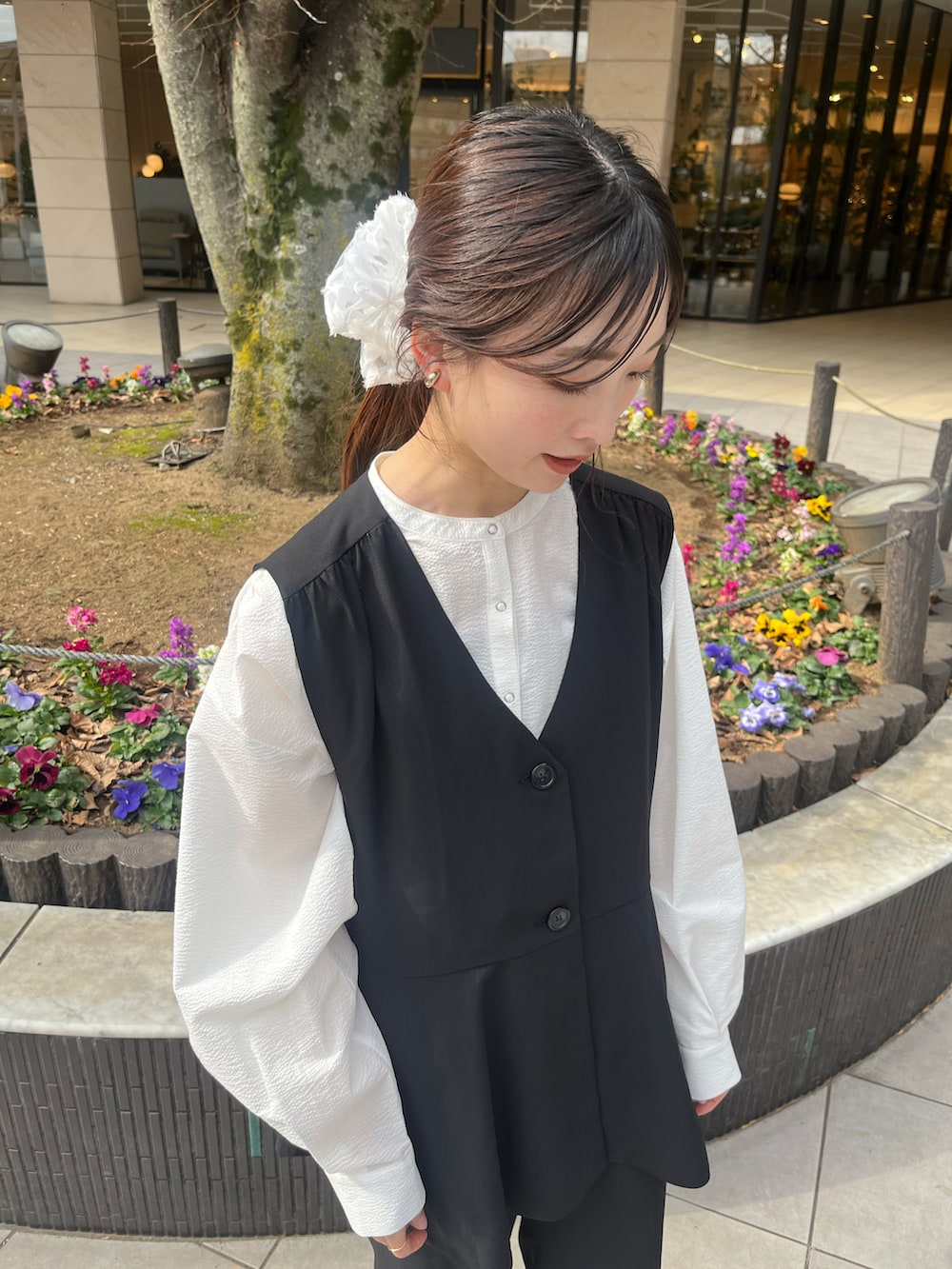 「Kastane、セレモニー、オトナカジュアル、春、大人コーデ、モノトーンコーデ、きれいめコーデ、ママファッション、30代コーデ、入学式コーデ」｜「Kastaneの【fiw.】スクエアリボンシュシュ（シュシュ、ホワイト系）」を使った、itabaさん（レディース・160cm）の春コーディネートの4枚目の写真