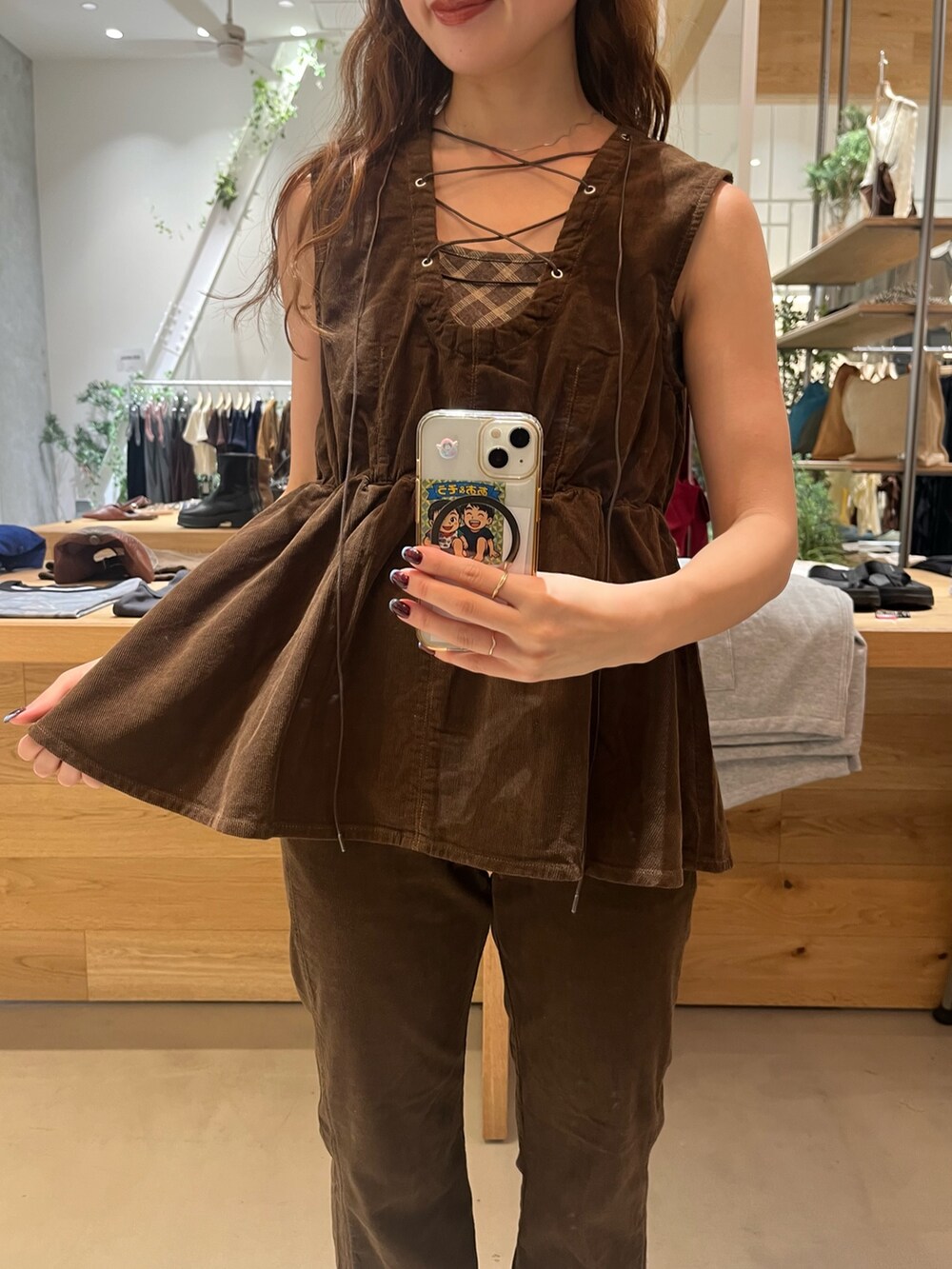 ブラウン系のその他パンツ、ブラウン系のベスト、ブラウン系のキャミソールを着用したレディースの秋コーディネートの2枚目の写真